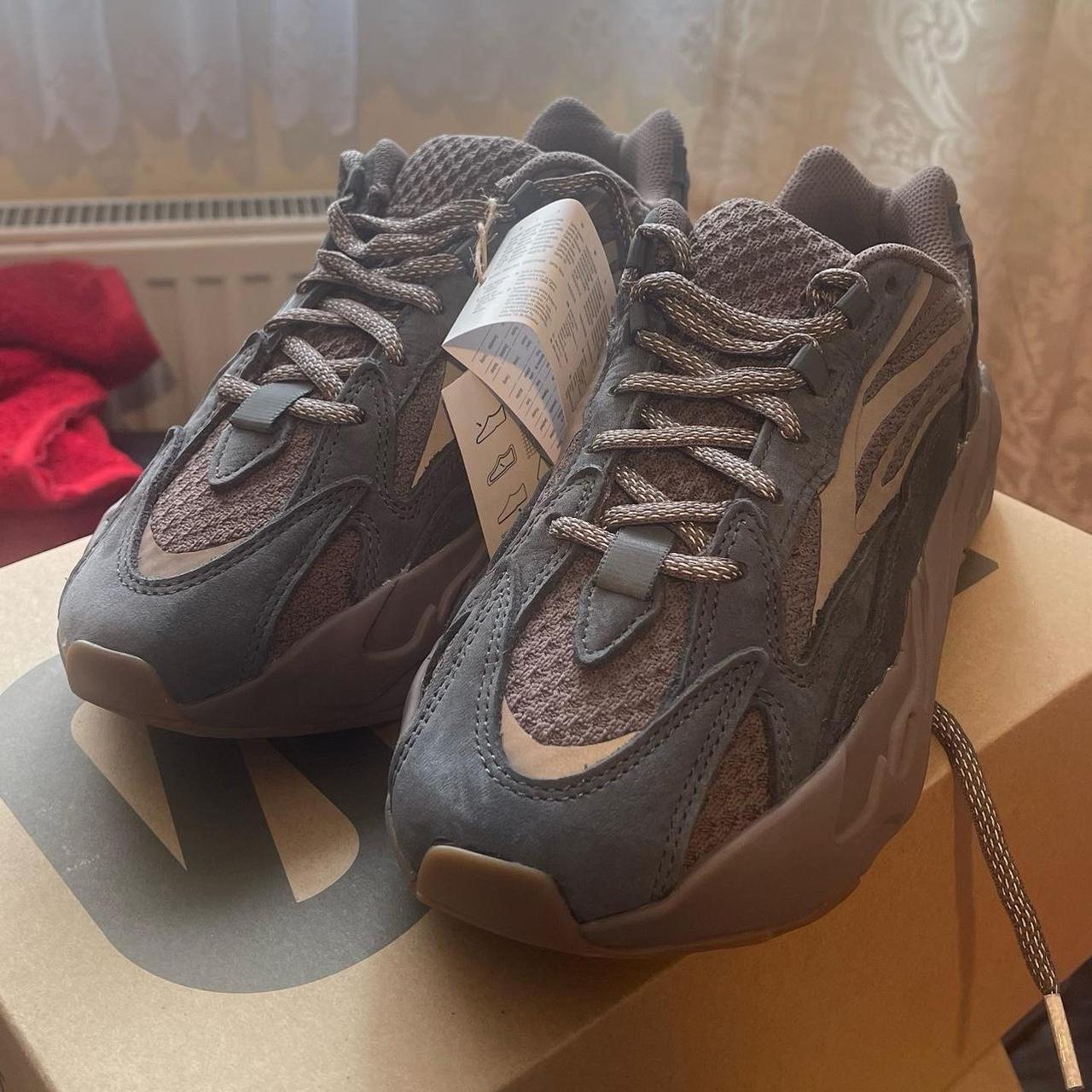yeezy 700 v2 mauve outfit