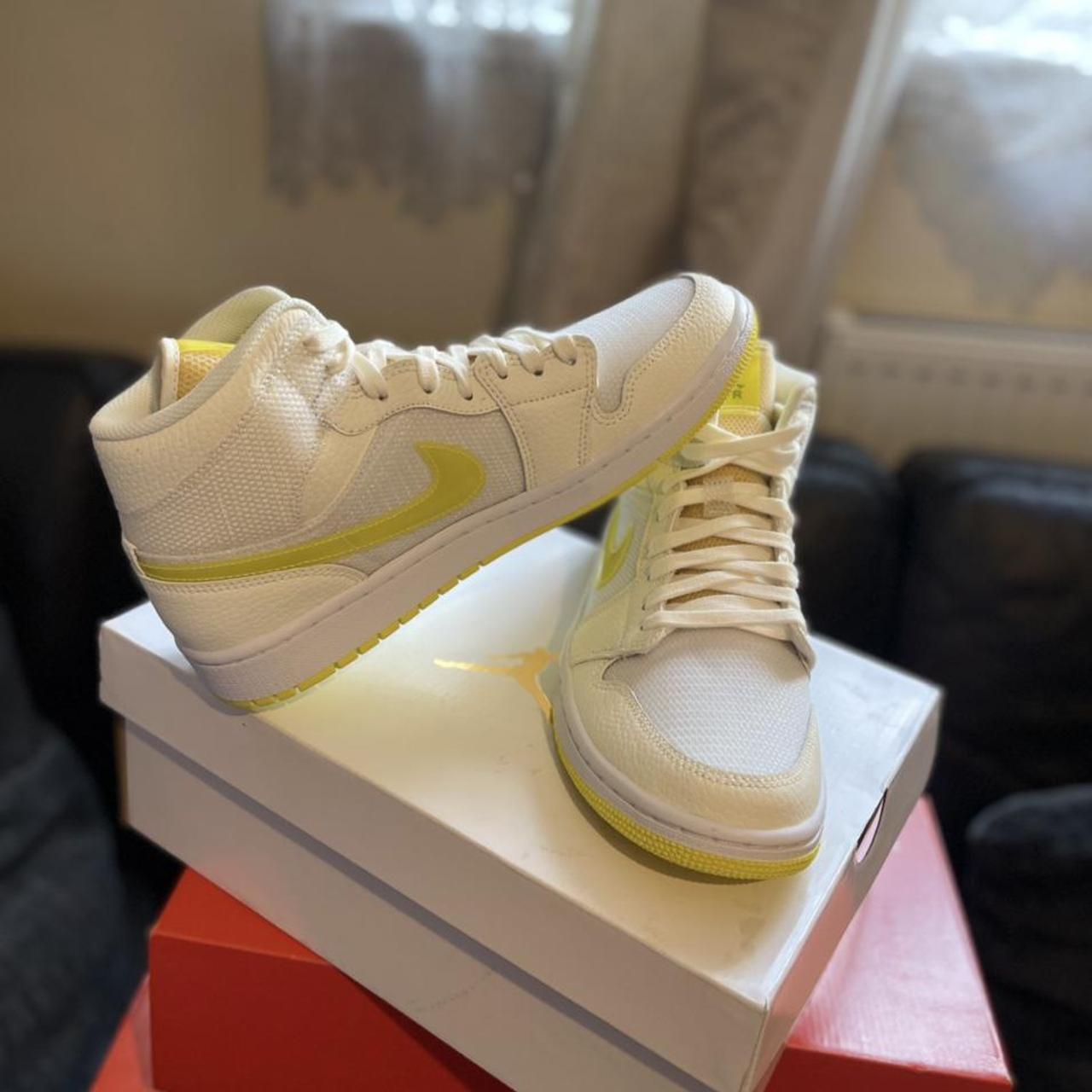 AIR JORDAN MID SE VOLTAGE YELLWO (W) SIZE Depop
