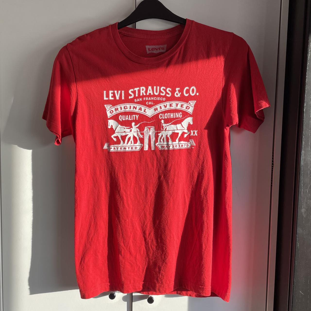 Levi's Women's Red T-shirt | Depop