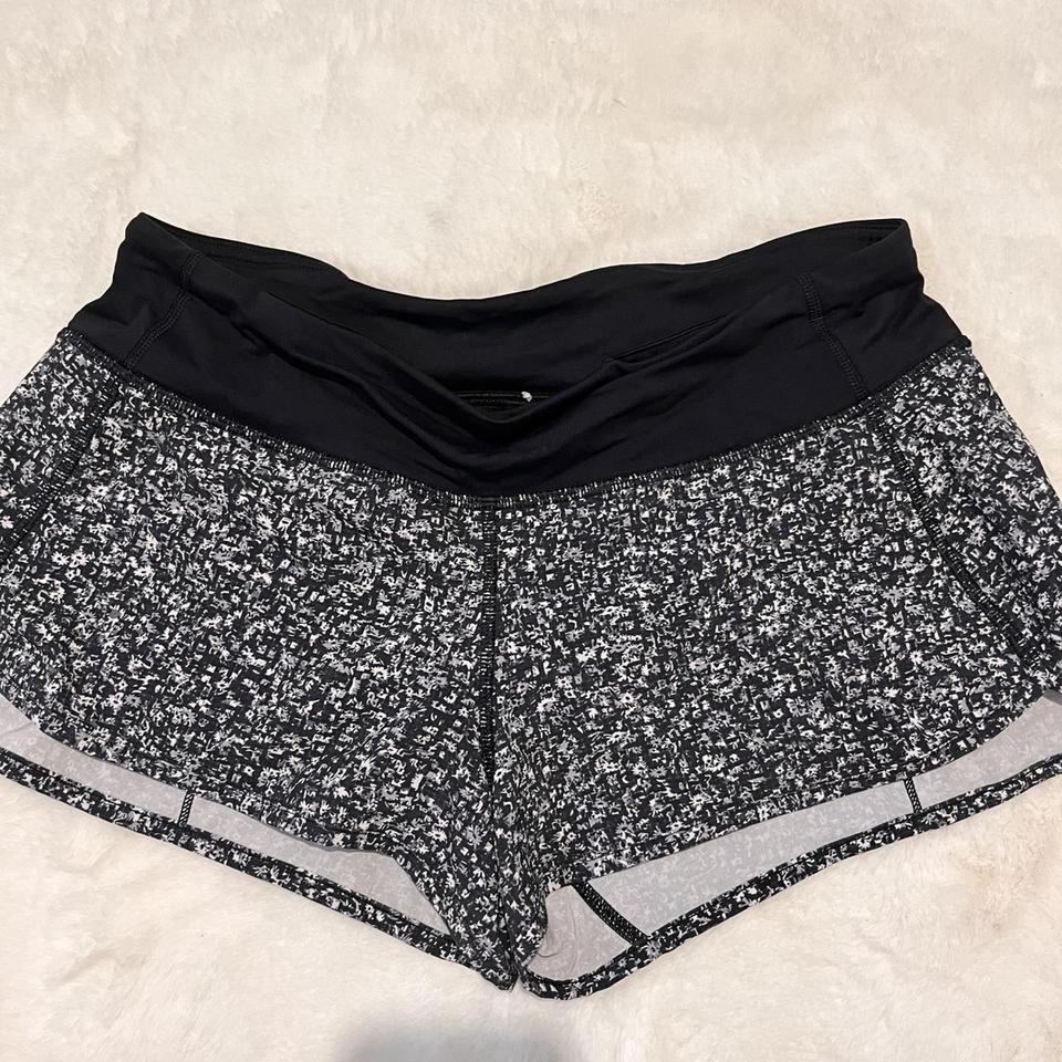 lululemon 2.5 inseam low-rise hotty hot shorts with