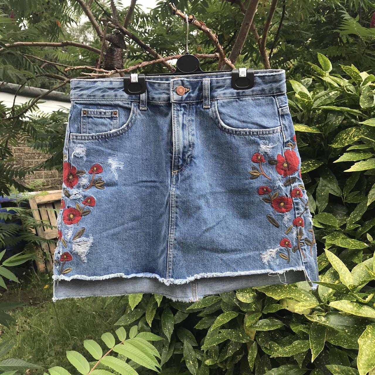 🌺 Embroidered Floral Zara Denim Skirt 🌺,