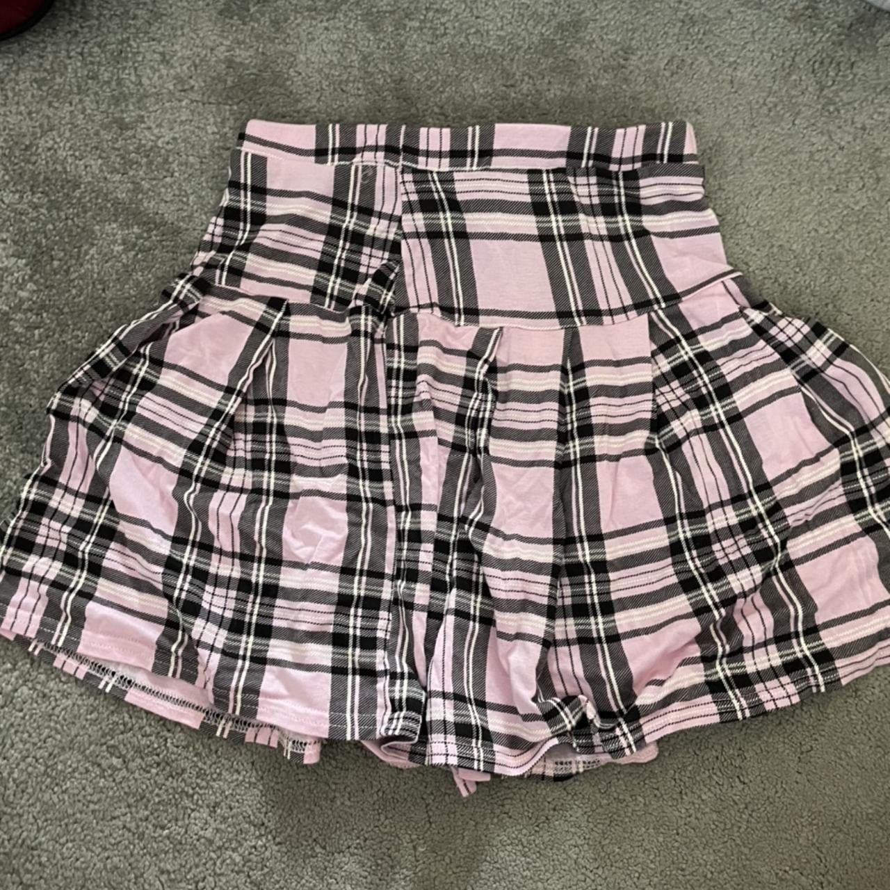 Pink and black tennis skirt in a really soft... - Depop