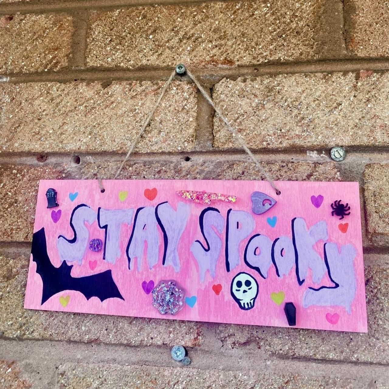 hand-painted-wooden-wall-hanging-stay-spooky-depop