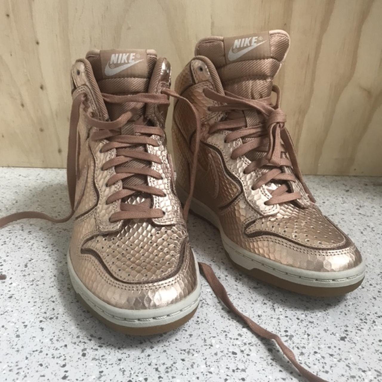 Rose gold 2025 nike wedge sneakers