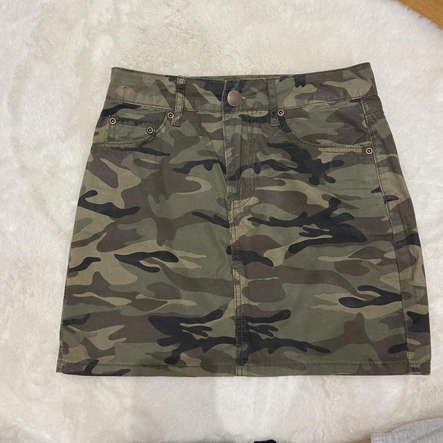 Pleated camo mini skirt. Size 8. - Depop