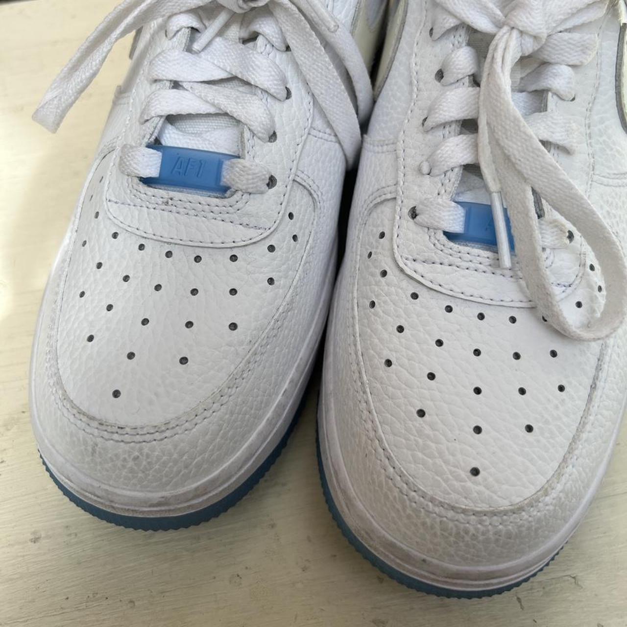 Nike Women's White and Blue Trainers | Depop