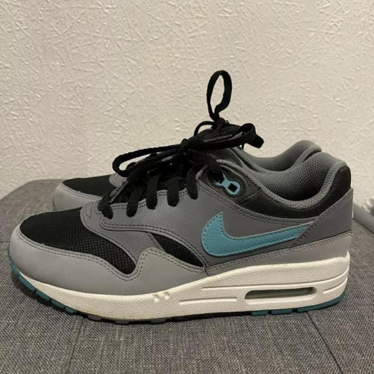 Nike junior air max 1 trainer online