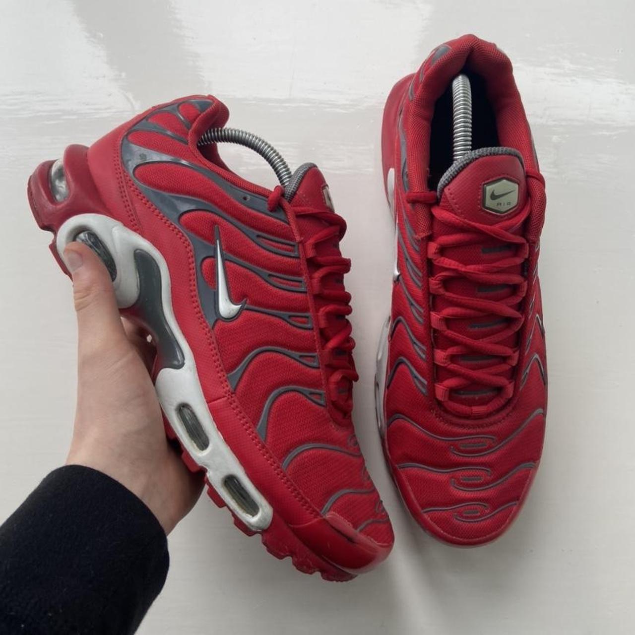 mens red and white nike trainers