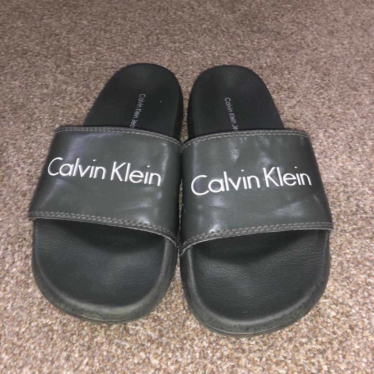 size 4 calvin klein sliders