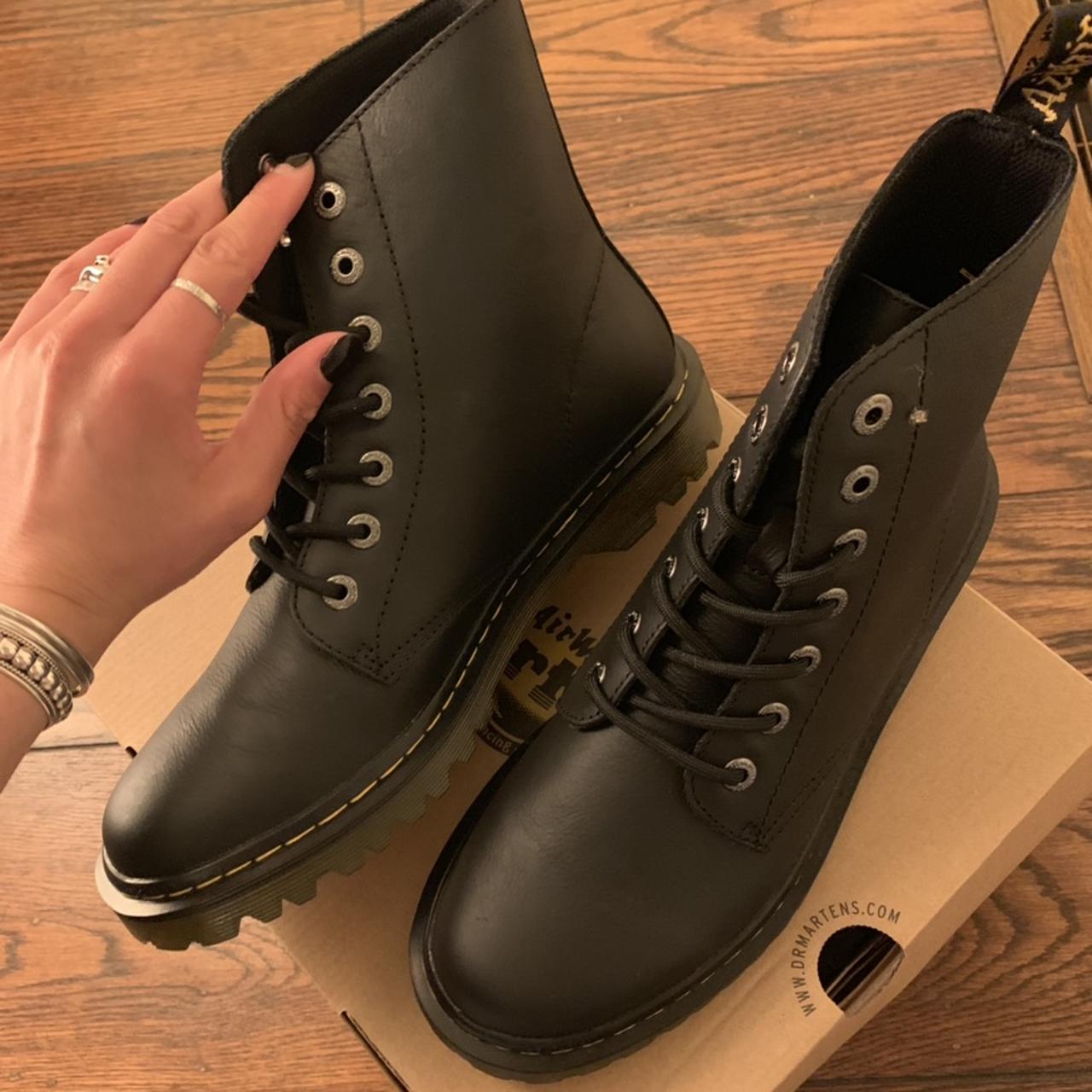 Dr martens deals 1460 vs luana