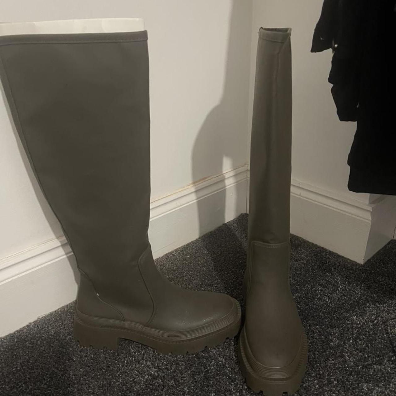 ZARA GREEN RUBBERISED BOOTS SIZE 6 zara... Depop