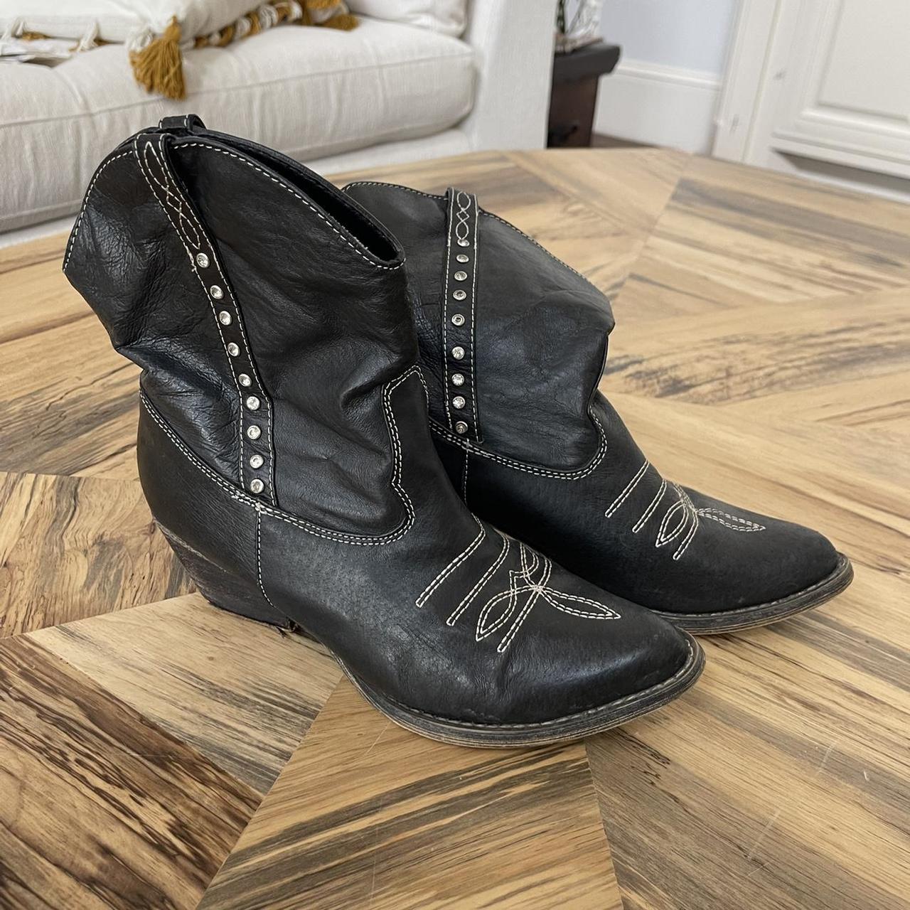 Very volatile sale black booties