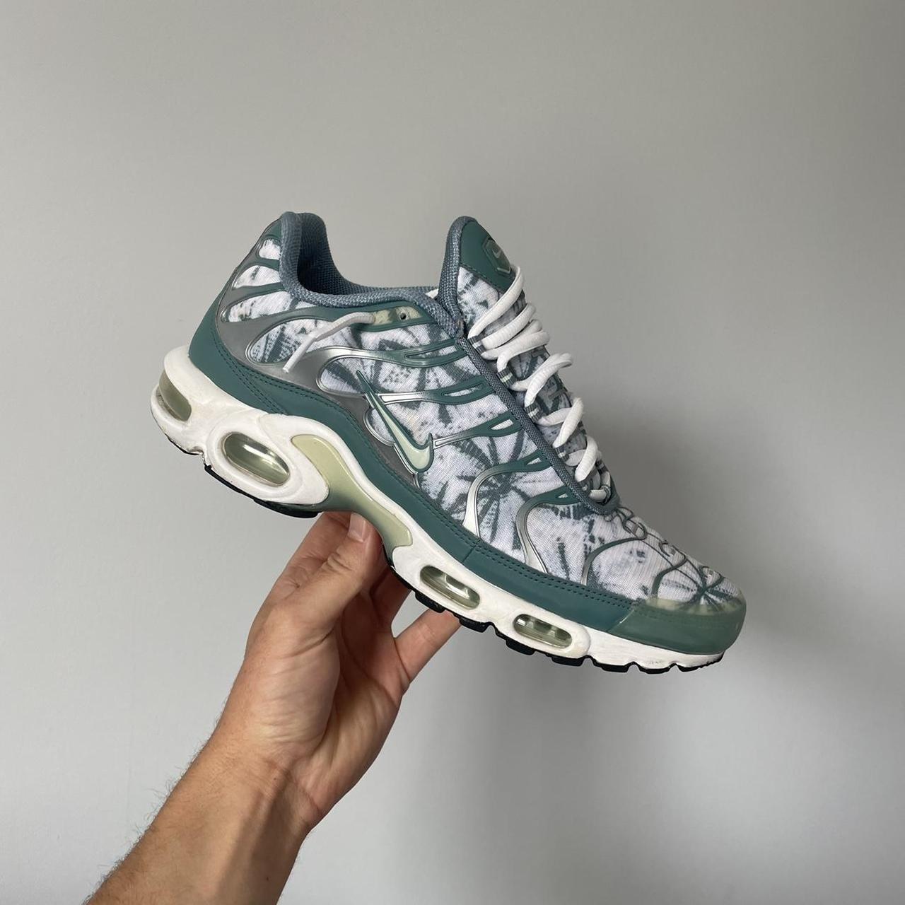 air max plus palm tree