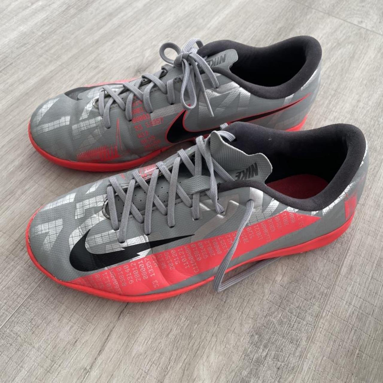 nike grey and pink football boots
