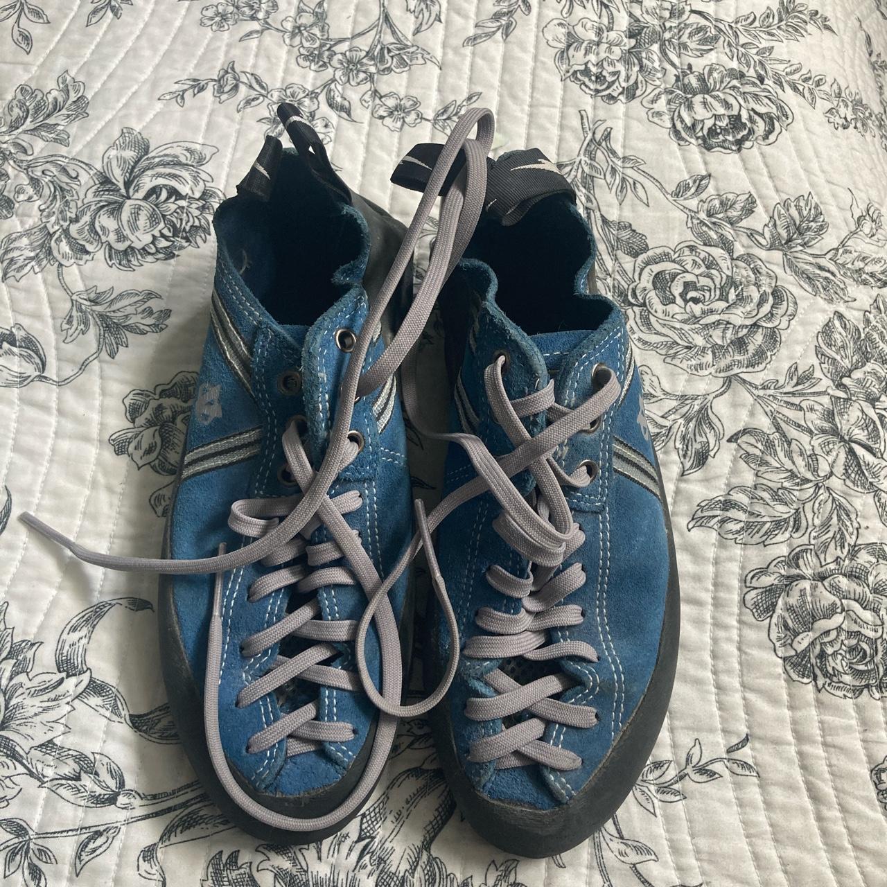 evolv-climbing-shoes-hardly-worn-as-too-small-for-depop