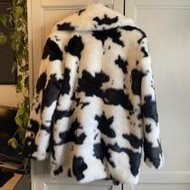 Jakke vegan faux fur cow print jacket • in... - Depop