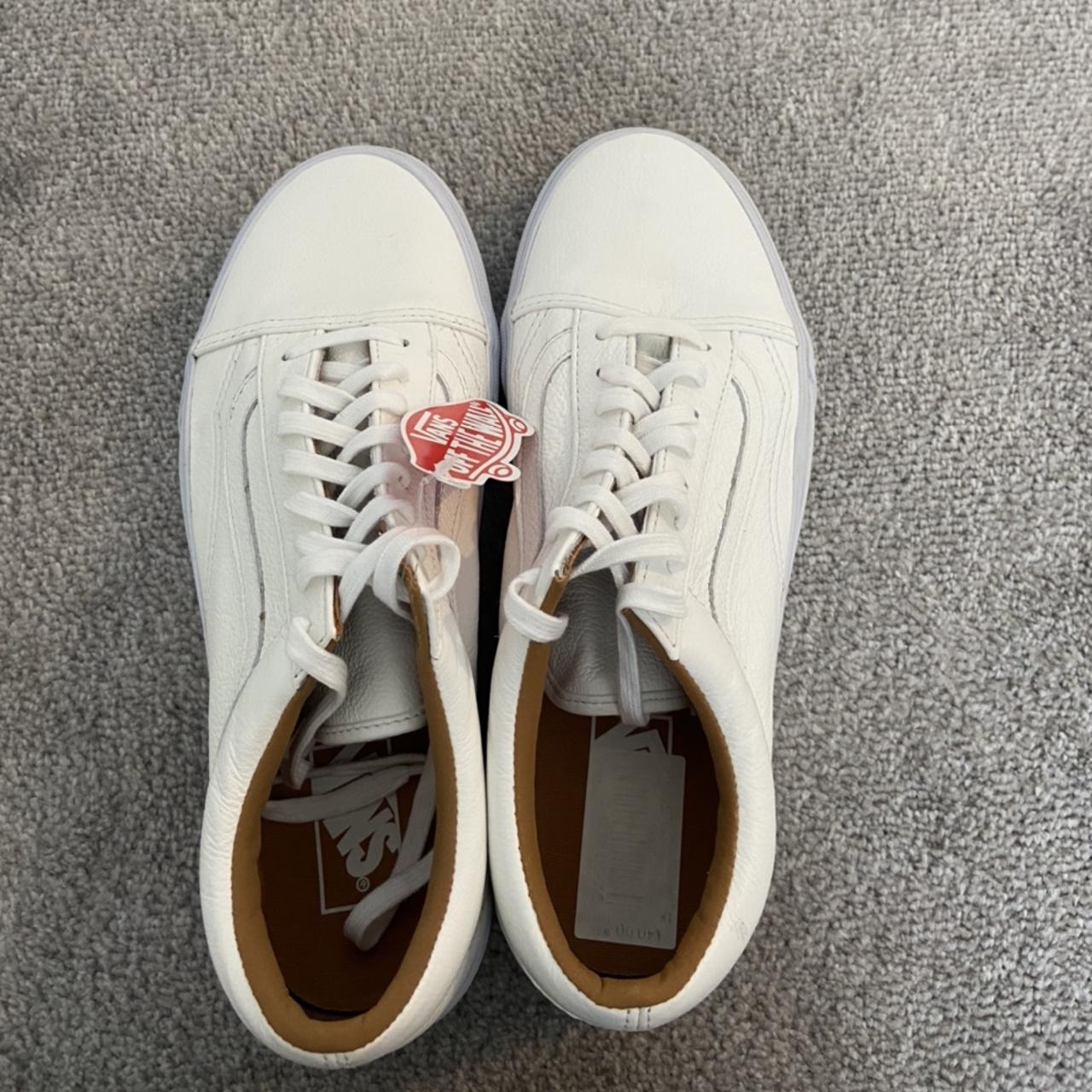 Vansbuck white store