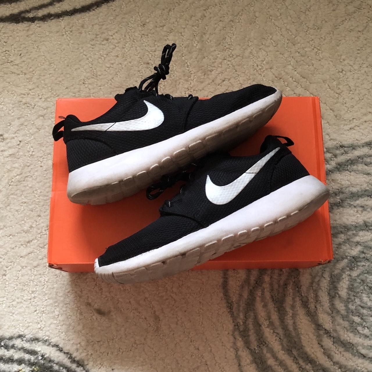 nike roshe run black womens