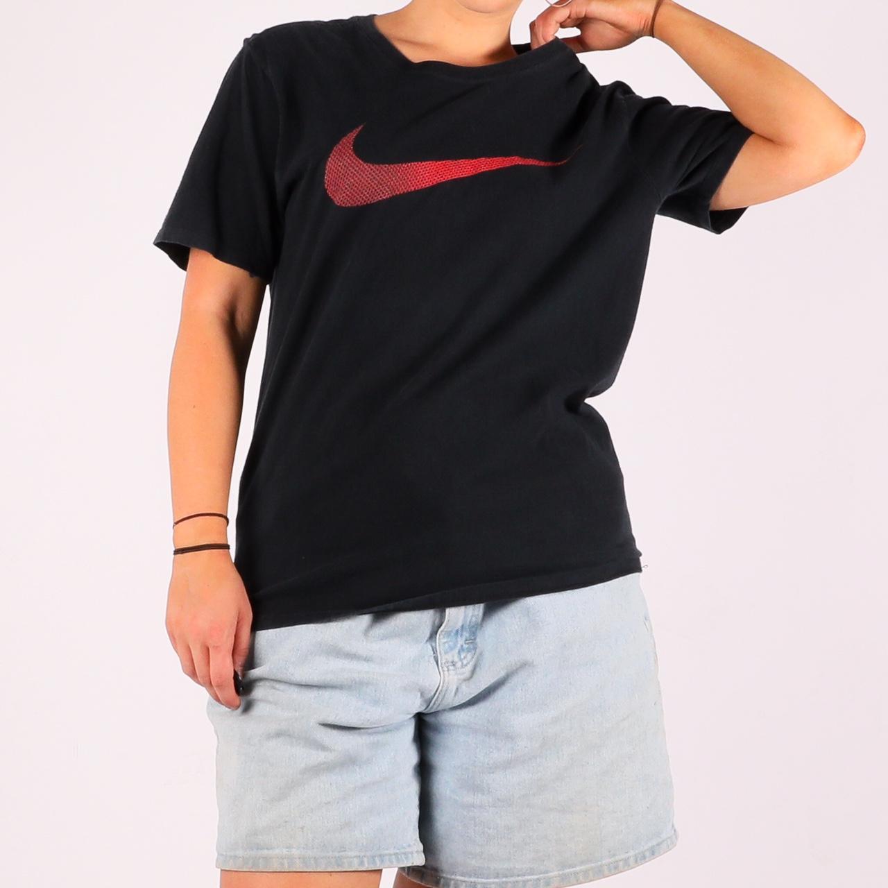 🖇 Nike Black and Red Textured Tick Logo