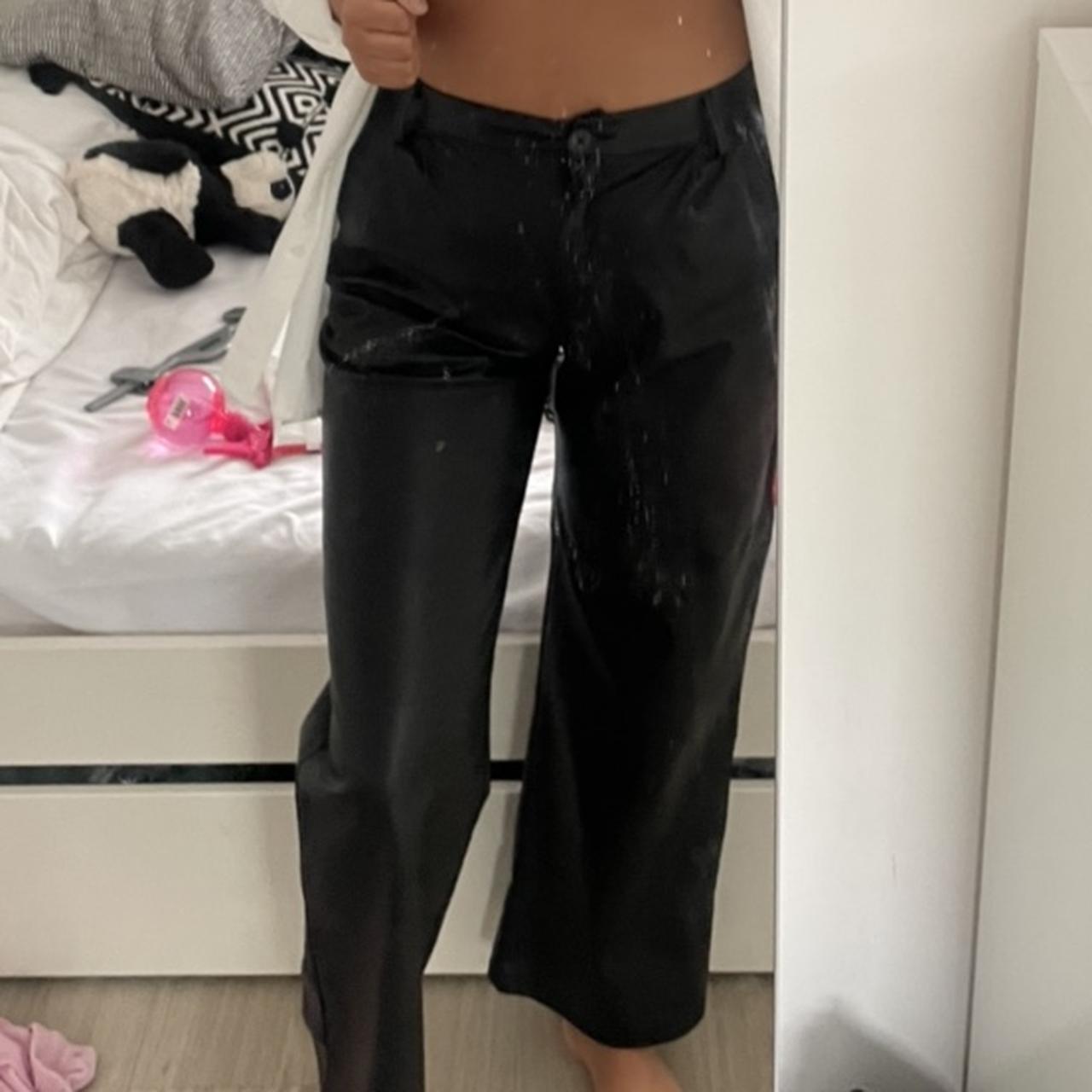 Vinyl hot sale leggings bershka