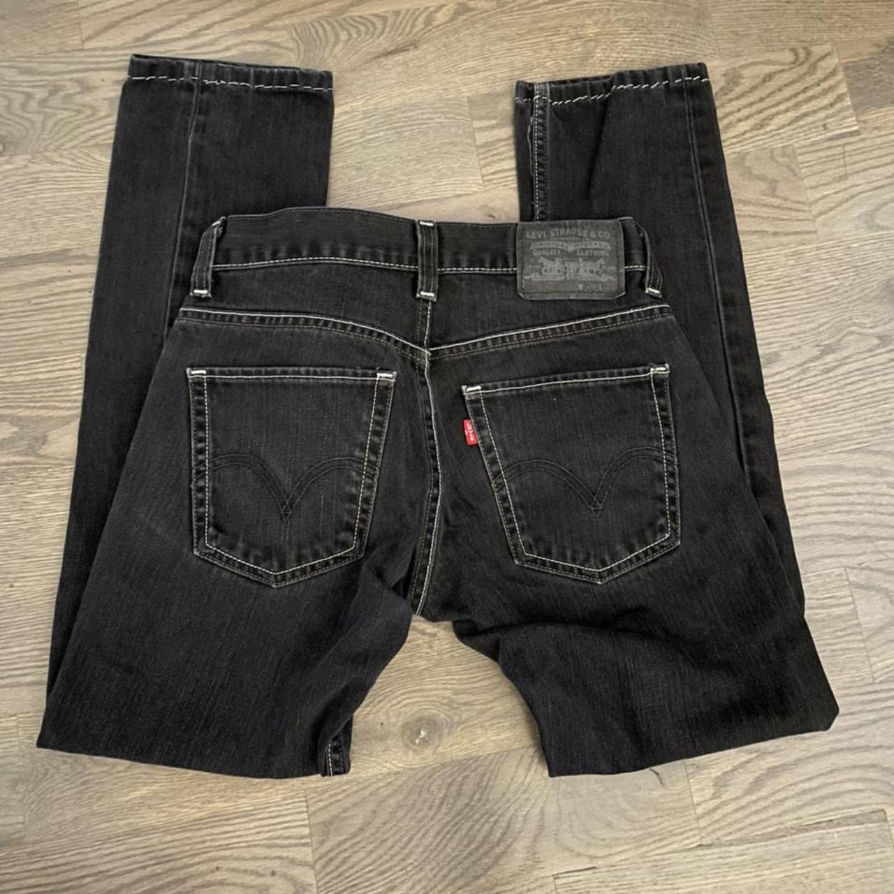 levis with white stitching