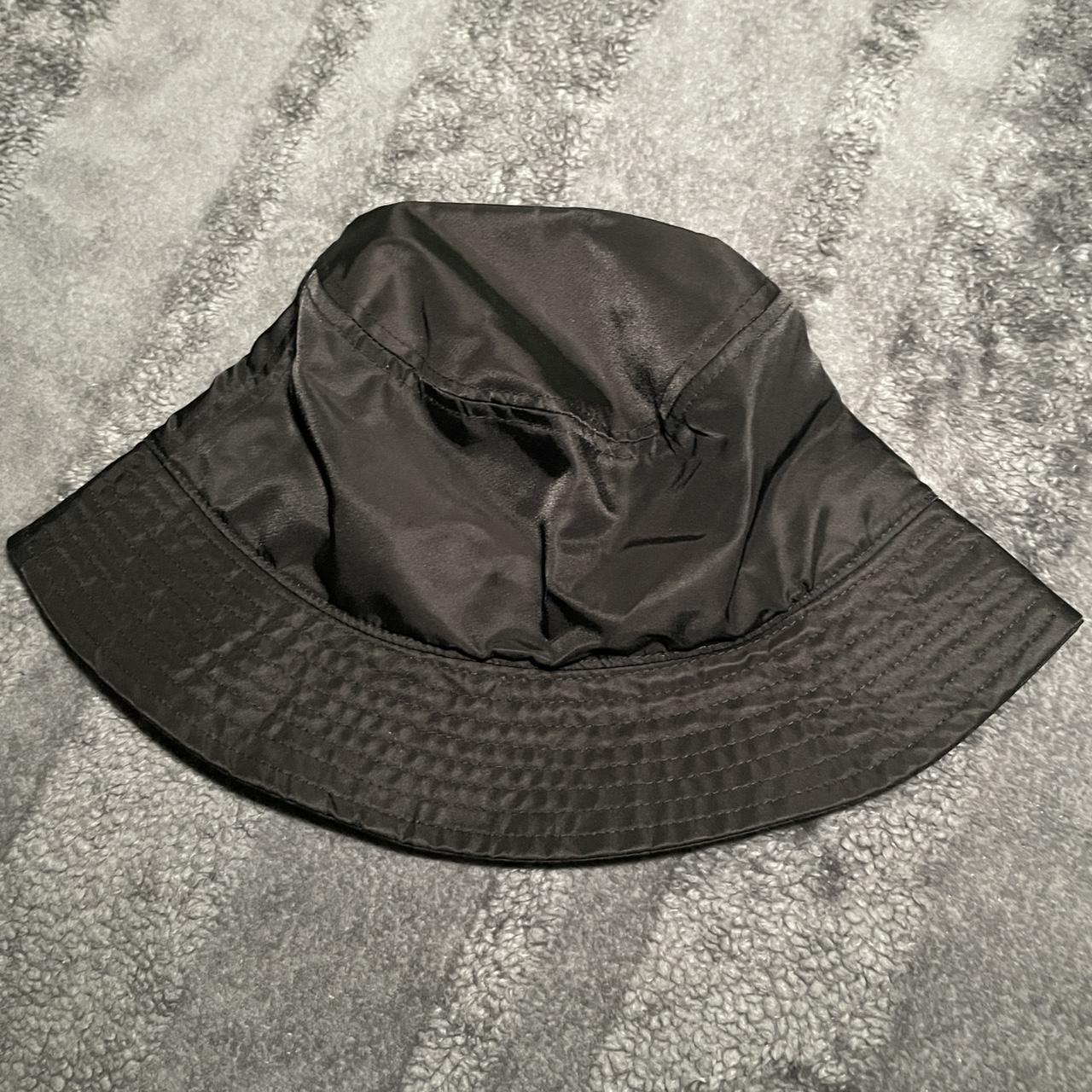 Black basic bucket hat 🪐for size reference google - Depop