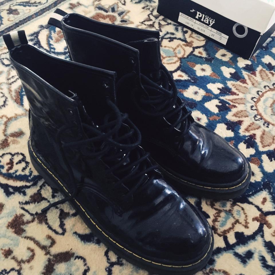 Anfibi stile Dr. Martens lucidi numero 37 ma calzano... - Depop