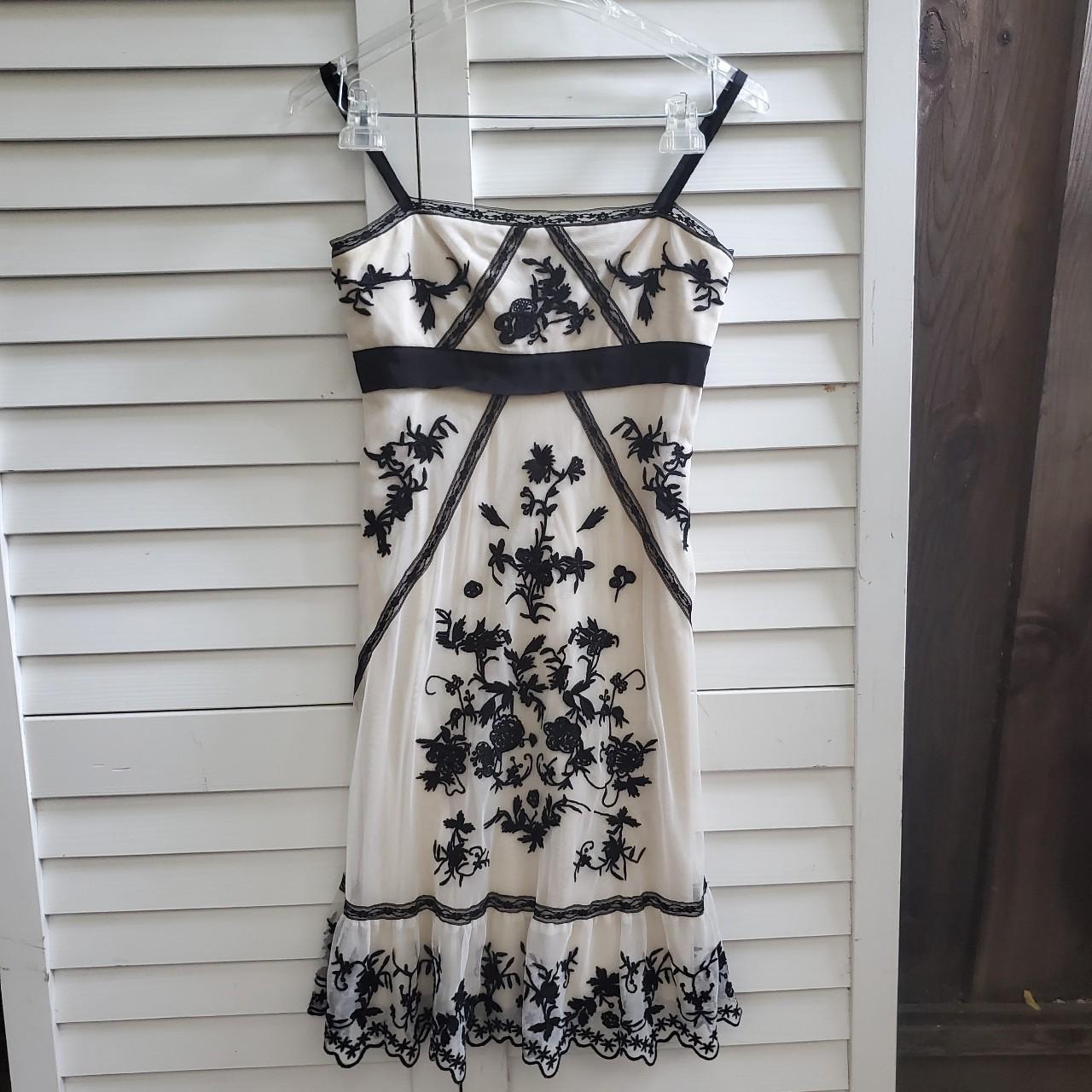 Elegant 90s style black and white floral embroidered Depop