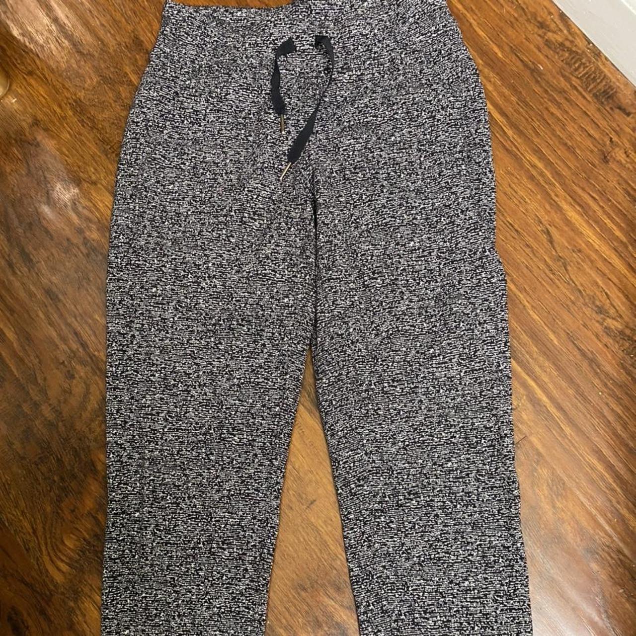 Lululemon Women's Black and White Leggings | Depop