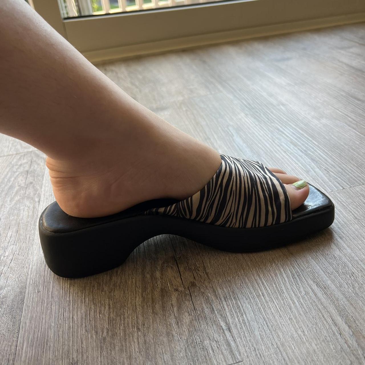 Liz claiborne black sales sandals