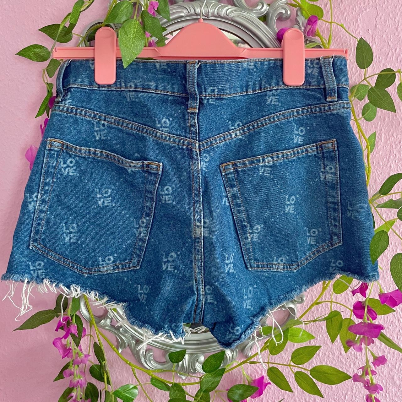 💕Cute H&M Highwaisted Short Denim Shorts Size 8... Depop