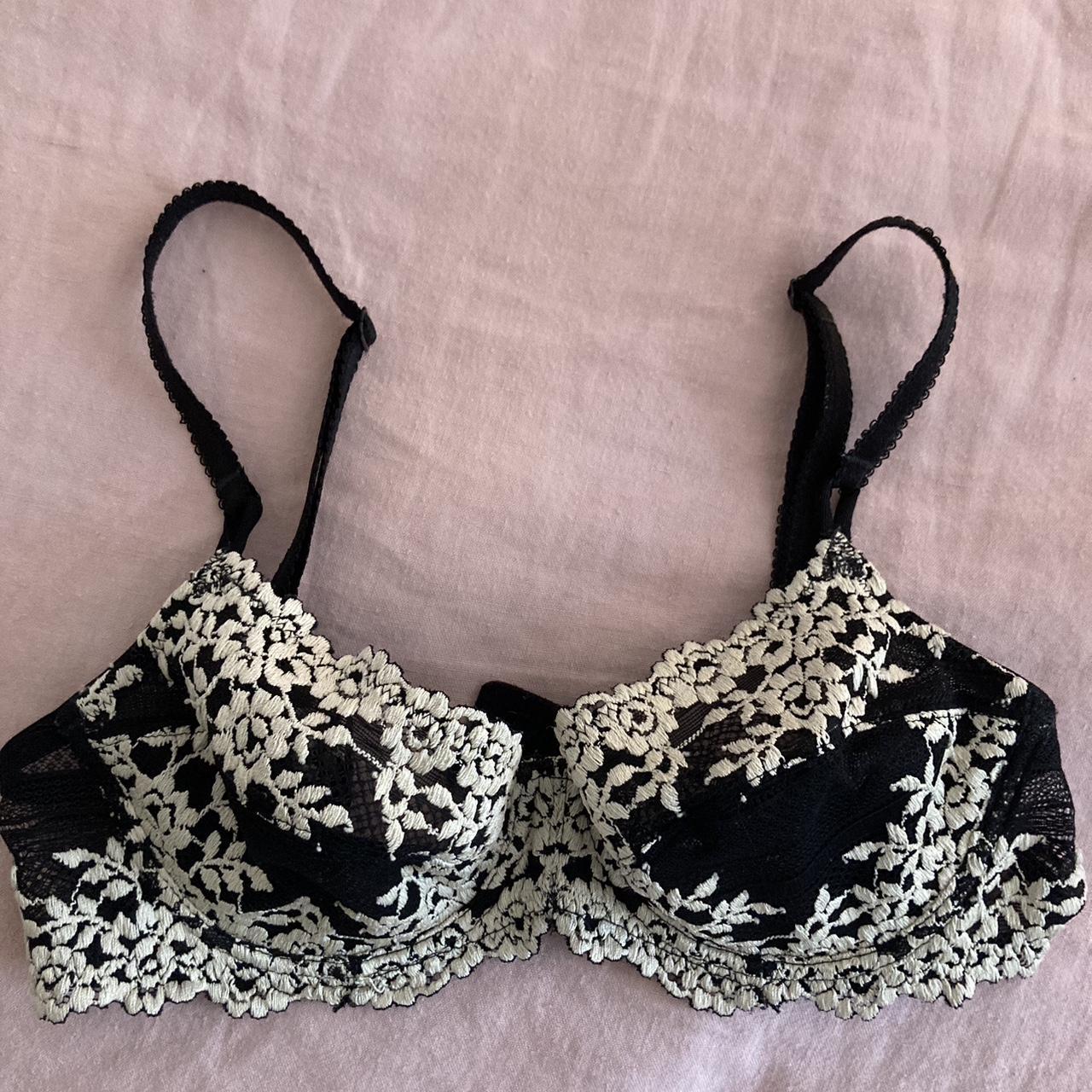 Wacoal Women's Black and White Bra | Depop