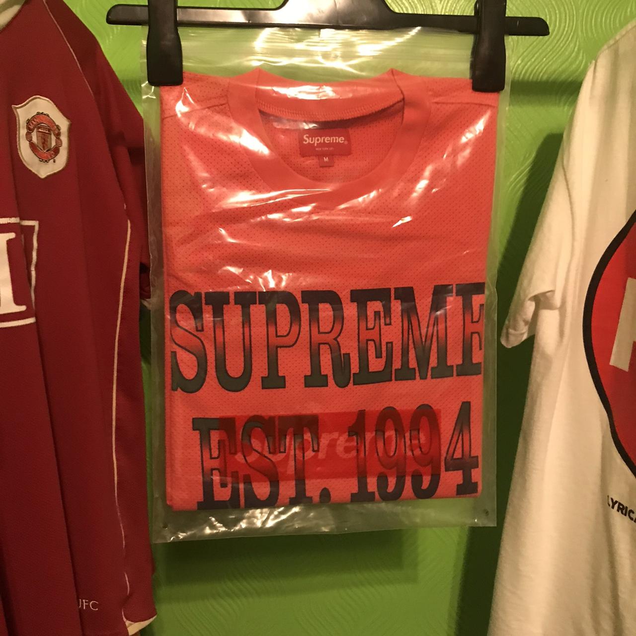 Gradient logo tee outlet supreme