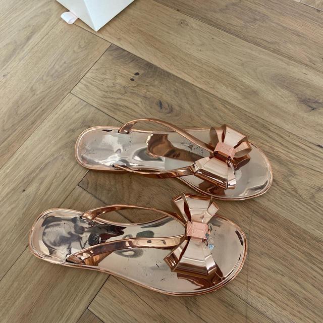 ted baker rose gold bow flip flops in good