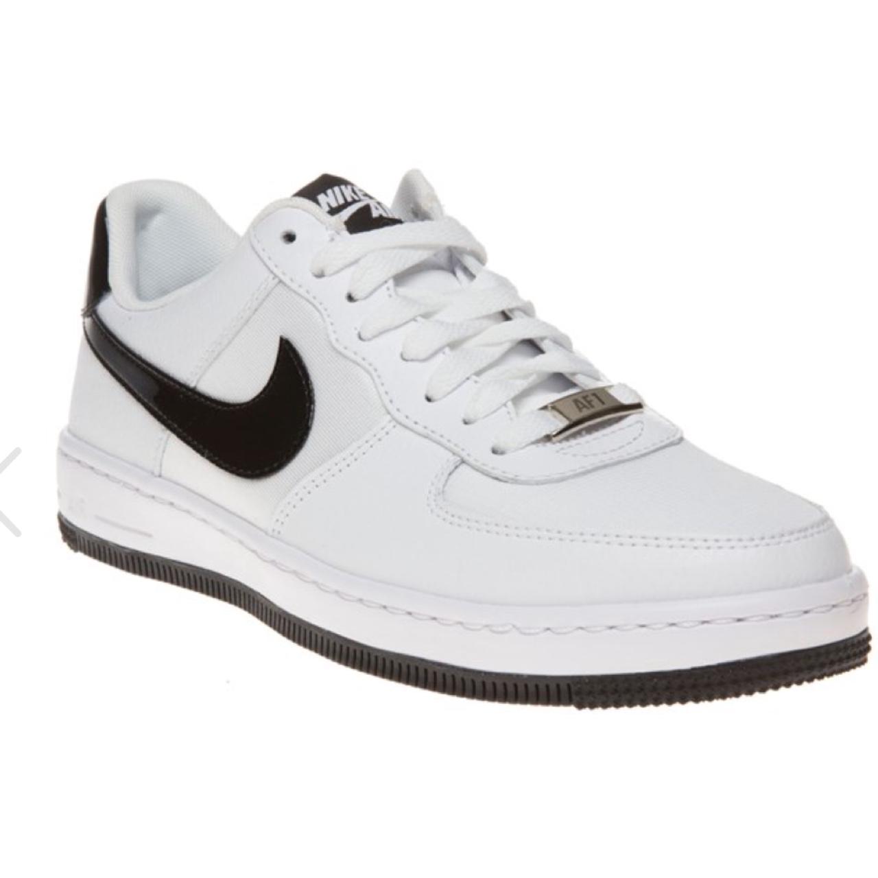 Nike white trainers outlet black tick