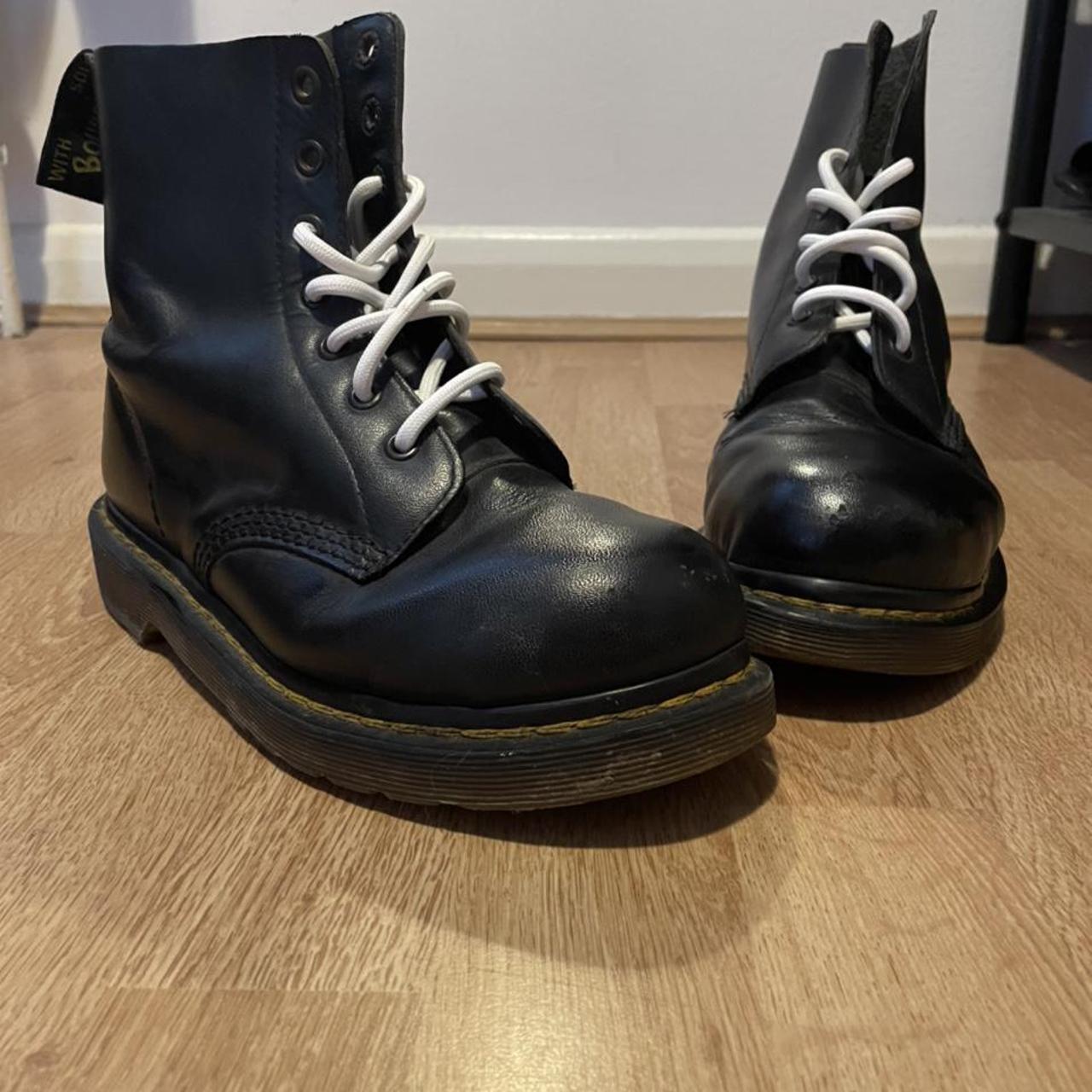 Black boots with white laces best sale