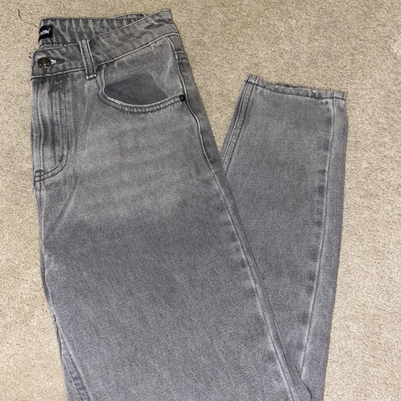 BRAND NEW NEVER WORN GREY TIGHTER FITTING MOM JEANS - Depop