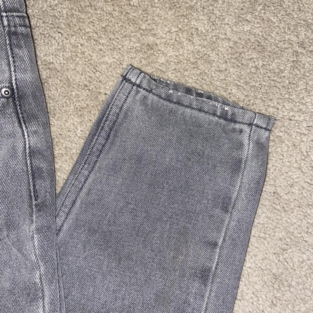 BRAND NEW NEVER WORN GREY TIGHTER FITTING MOM JEANS - Depop