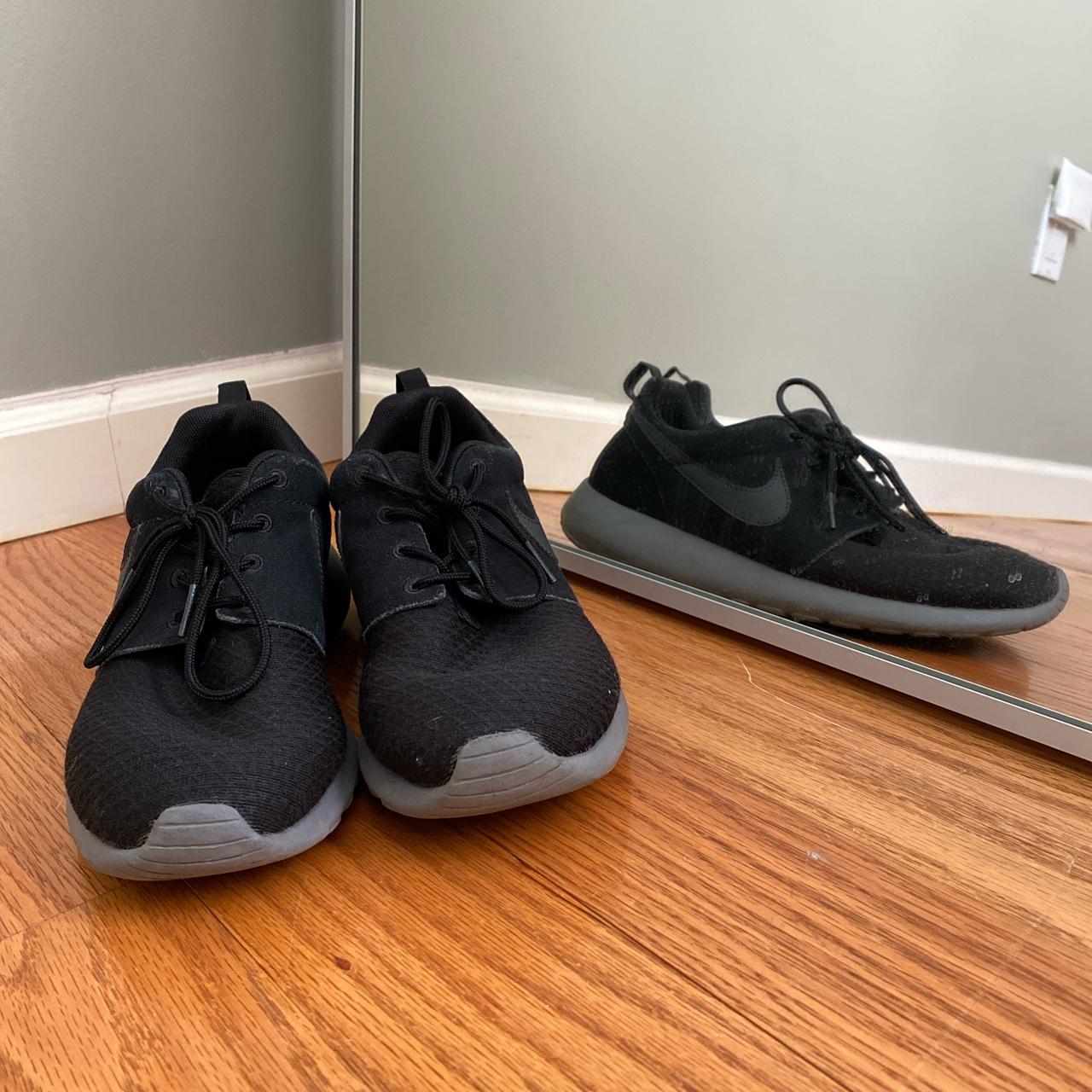 Nike Roshe Run Women s in Black and Grey Size 7 38