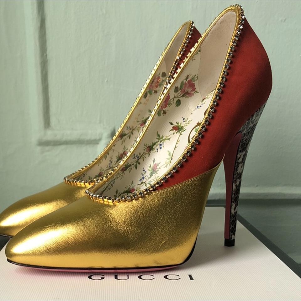 Stunning gold leather Gucci Heels. These bold Depop