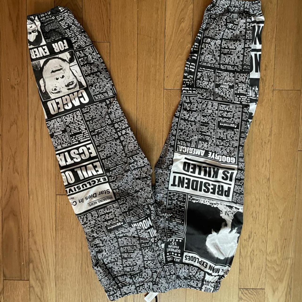 Supreme newsprint skate pant. Comes with original...