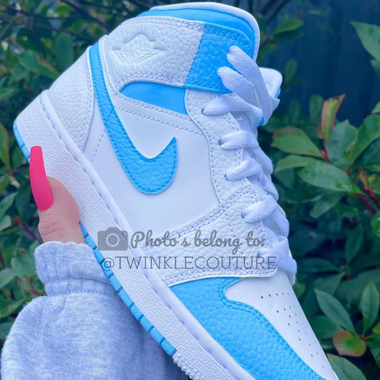 Baby blue and white clearance nikes