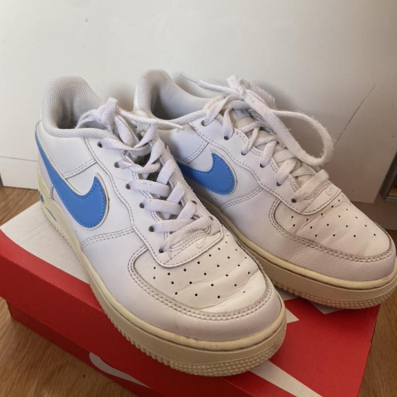 Nike Women's White and Blue Trainers | Depop