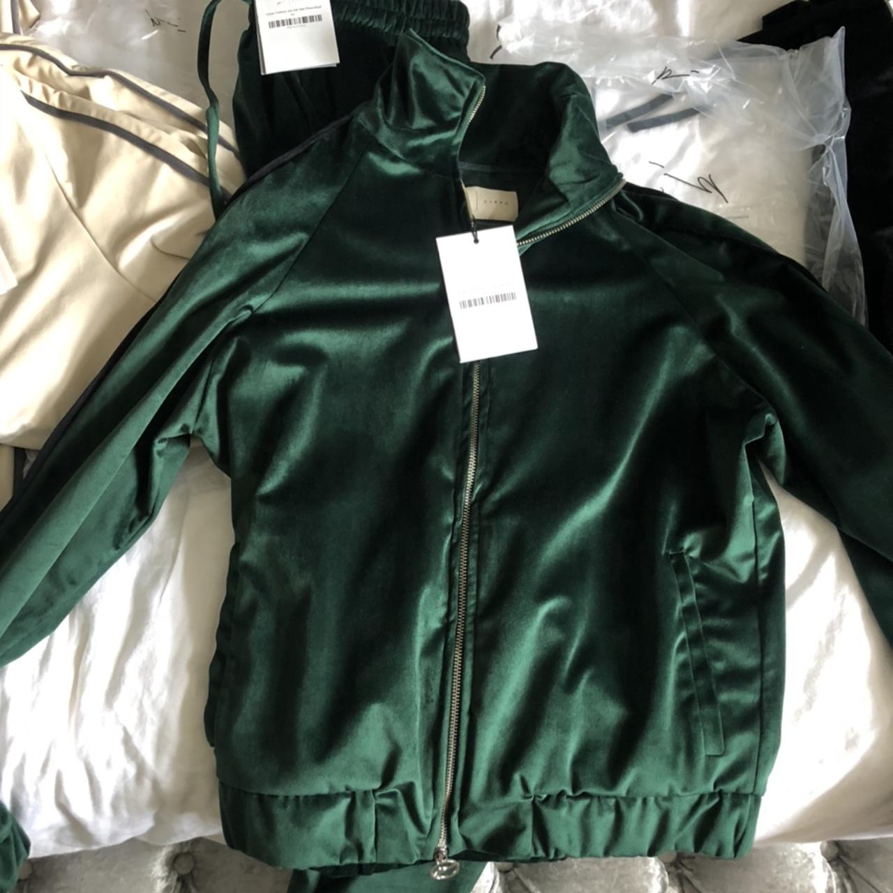 Emerald green velour prevú Size Depop