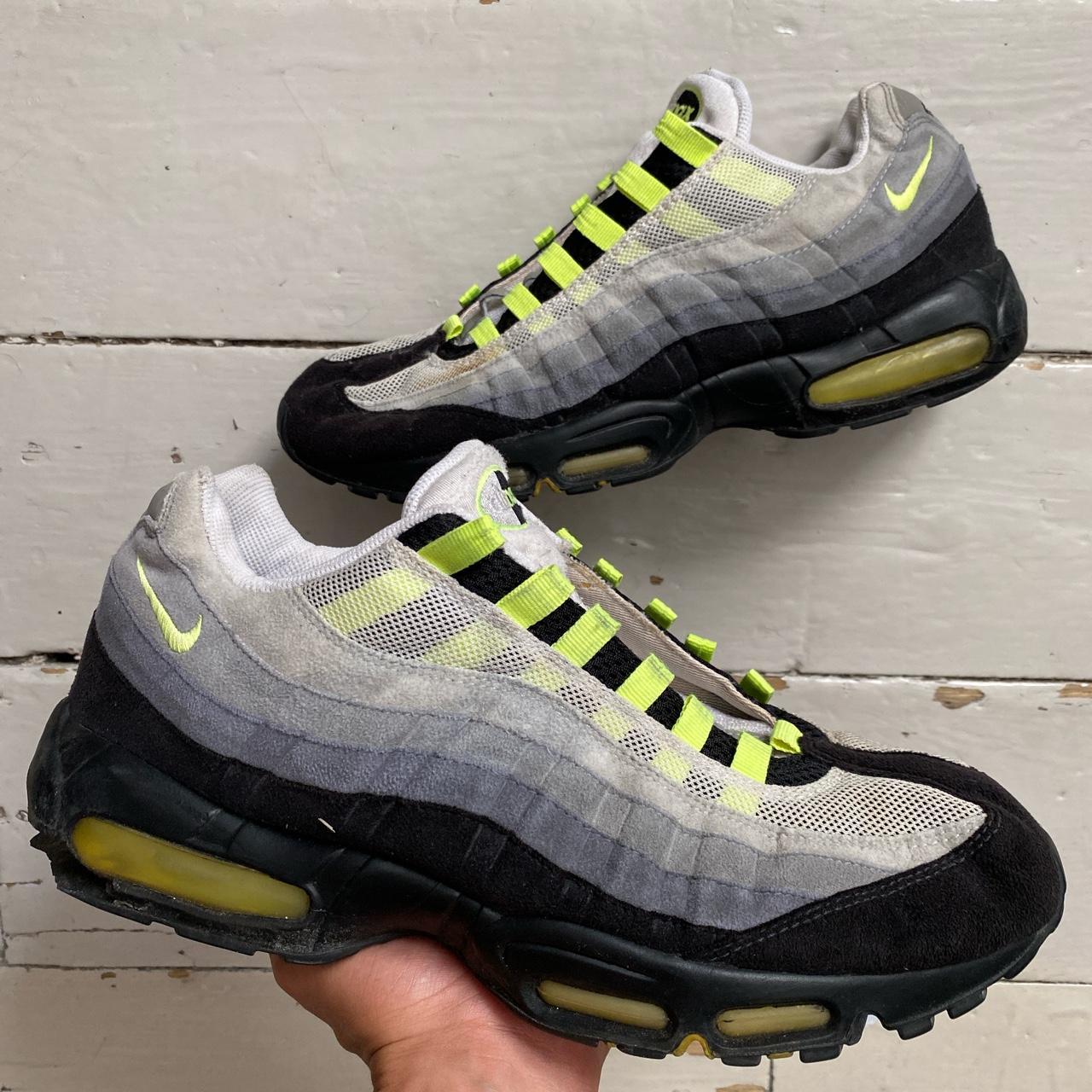 air max 95 neon on feet