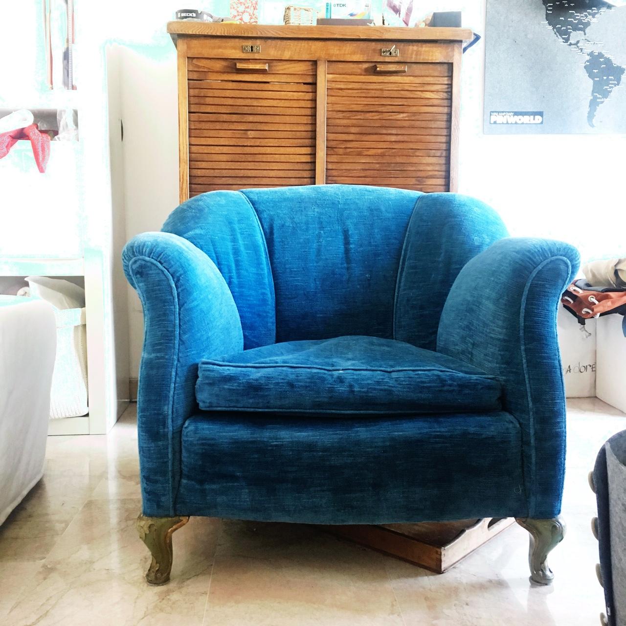 Poltrona in velluto blu carta da zucchero in Depop