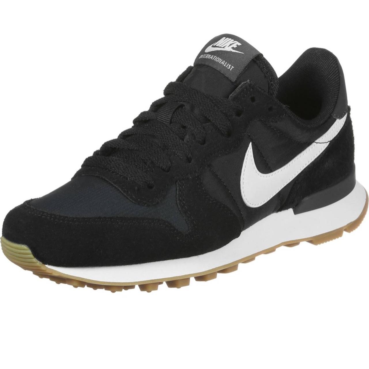 Nike women s international Black with gum