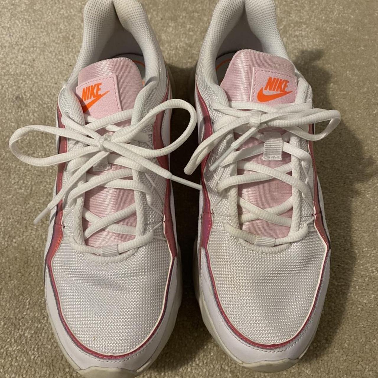 nike ryz 365 trainers in off white and iridescent pink