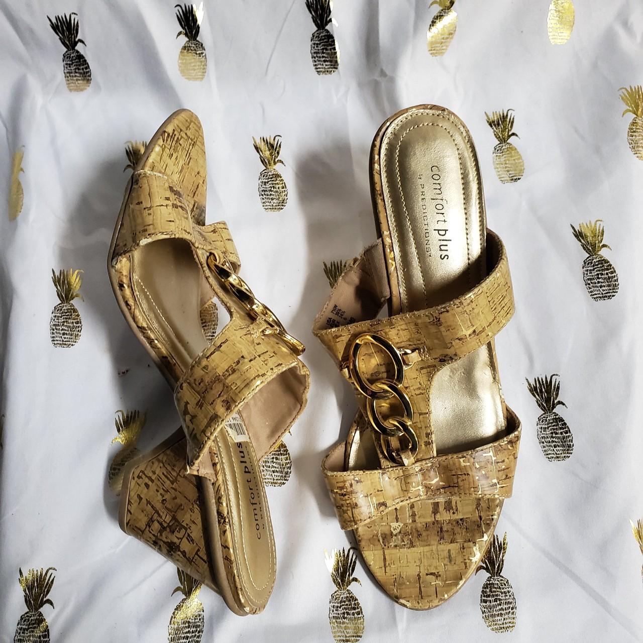 Comfort plus size 7.5 short wedge sandals like new - Depop