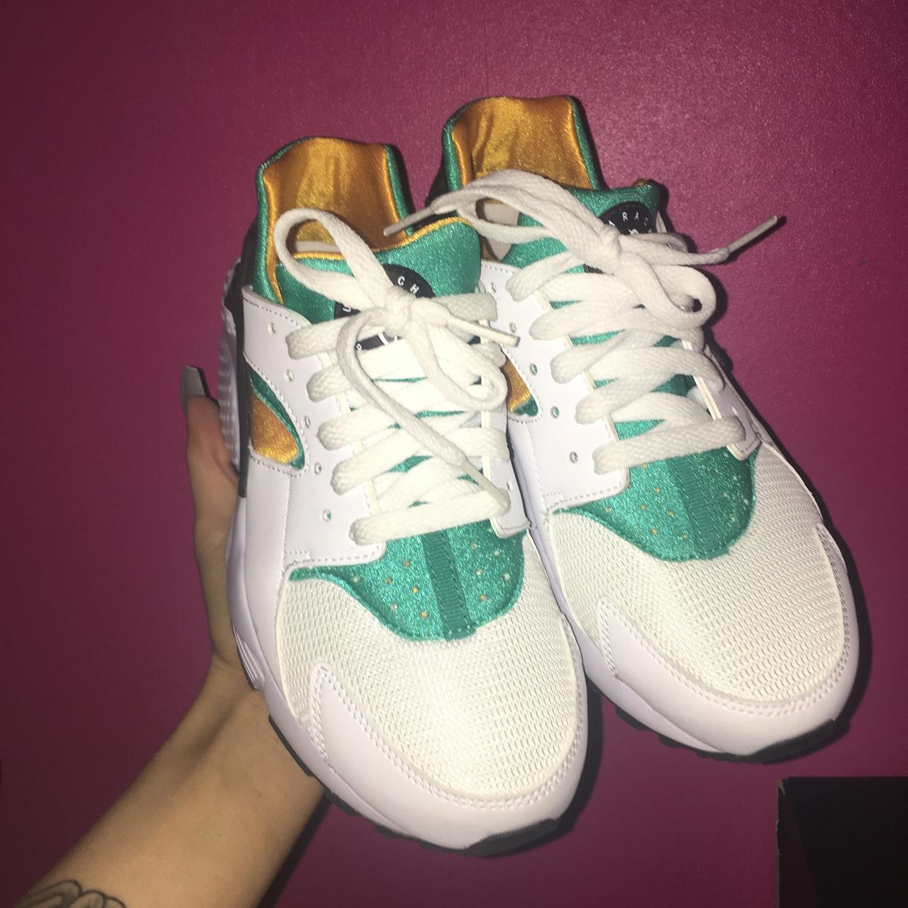 Nike huarache junior size 5.5 best sale